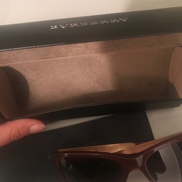 Woman's Burberry sunglasses - Picture 3 of 6